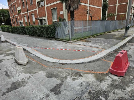 I lavori sui nuovi marciapiedi di via Pirano