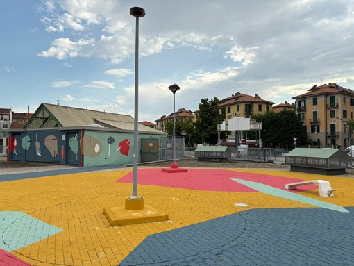 Dopo i banchi le auto, l'ex mercato coperto Racconigi 51 diventa un parcheggio