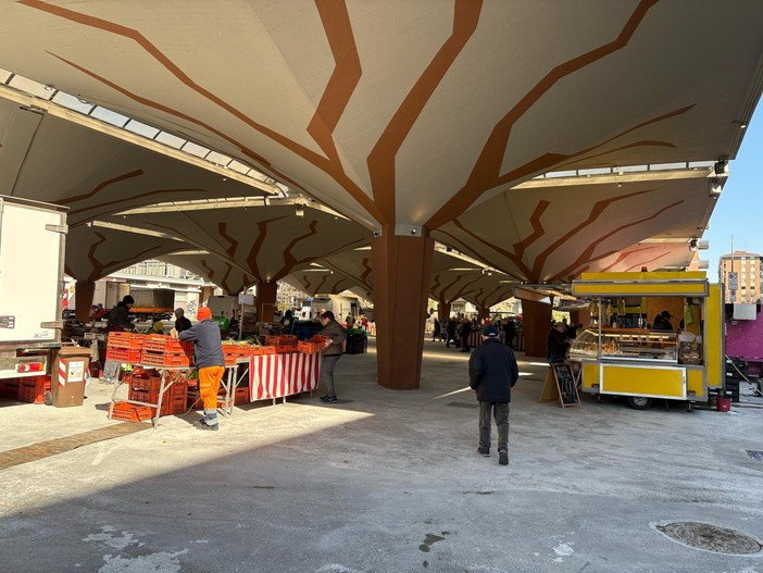 Pavimentazione non a norma al Don Grioli, in programma nuovi lavori al mercato