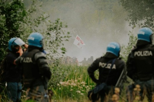 Guerriglia No Tav, il giorno dopo è ancora polemica: "È stato un tentato omicidio, basta scuse" Guerriglia No Tav, il giorno dopo è ancora polemica: "È stato un tentato omicidio, basta scuse"