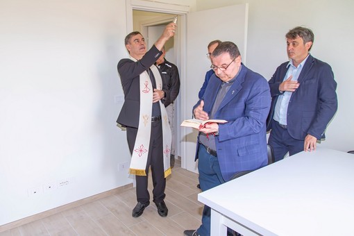 Il cardinale Repole benedice gli alloggi Il cardinale Repole benedice gli alloggi