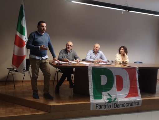 Il nuovo segretario Davide Cairo (in piedi) Il nuovo segretario Davide Cairo (in piedi)