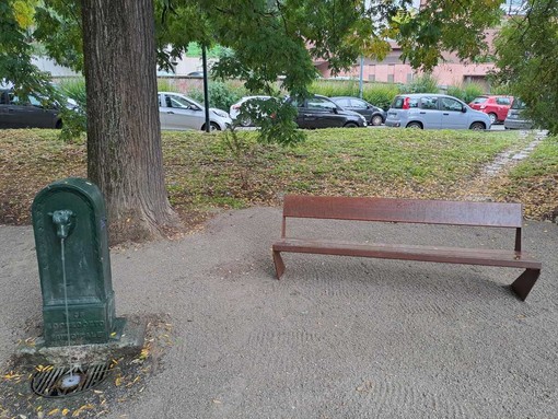 Le nuove panchine, appena installate Le nuove panchine, appena installate