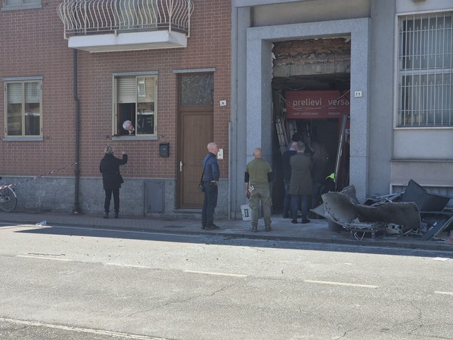 Colpo con la ‘marmotta’ al bancomat Unicredit di None Colpo con la ‘marmotta’ al bancomat Unicredit di None