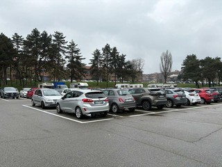 Tracciata la nuova segnaletica orizzontale nell'area parcheggio