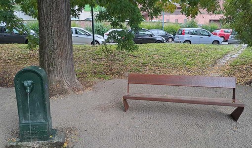 Le nuove panchine, appena installate