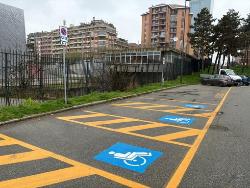 Tracciata la nuova segnaletica orizzontale nell'area parcheggio
