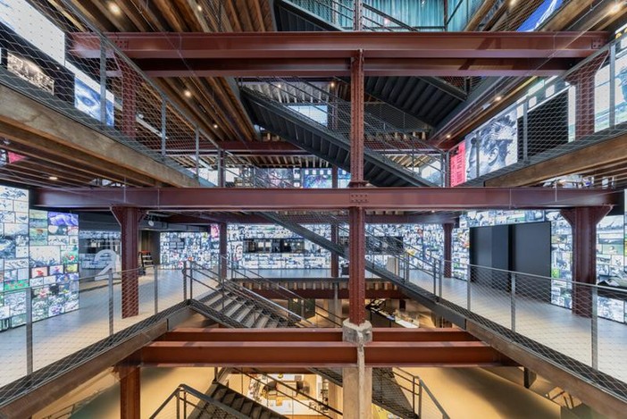 Nederlands Fotomuseum, ampio atrio © Iwan Baan. Le altre fotografie sono state scattate durante il vernissage da Silvia Assin