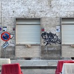 Un negozio chiuso in zona Vanchiglia