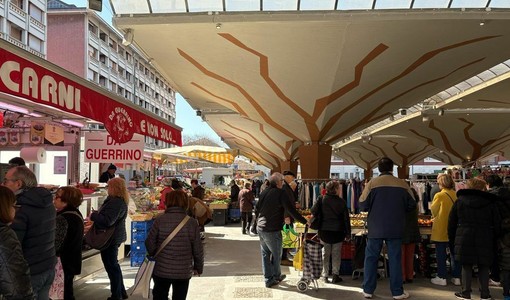 Tubo di scarico otturato, l’acqua invade i pozzetti del mercato Tubo di scarico otturato, l’acqua invade i pozzetti del mercato