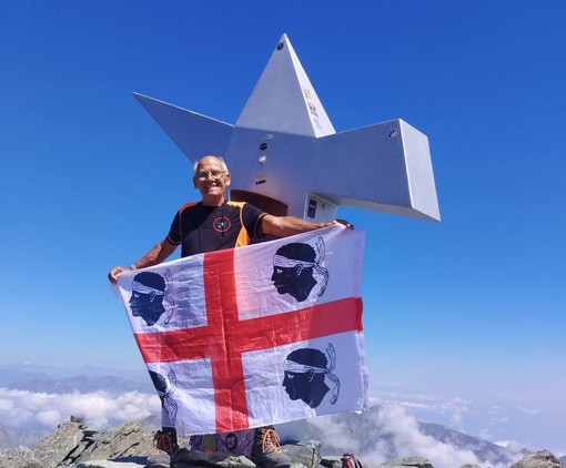 Giuseppe Mei sul Viso Mozzo con la bandiera della Sardegna
