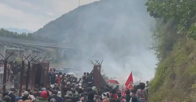 Guerriglia al cantiere Tav e camionette in fiamme, 7 carabinieri feriti