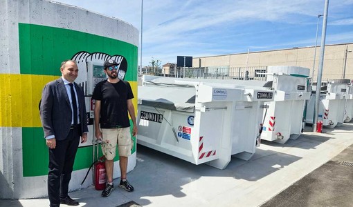 Taglio del nastro per il nuovo ecocentro Taglio del nastro per il nuovo ecocentro