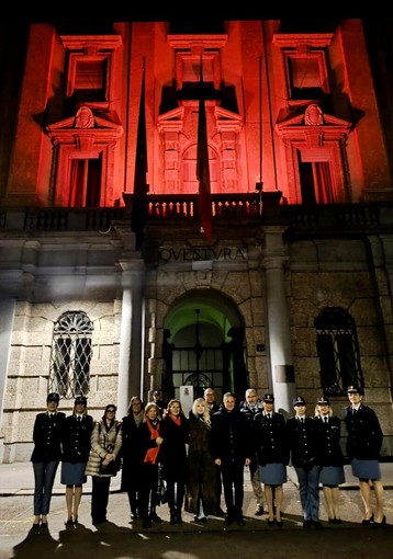 25 novembre, la questura di Torino si illumina di arancione