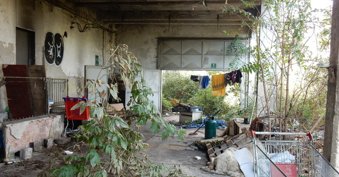 Le fabbriche abbandonate alle spalle di corso Dante