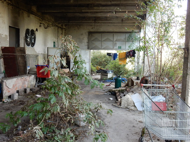 Le fabbriche abbandonate alle spalle di corso Dante