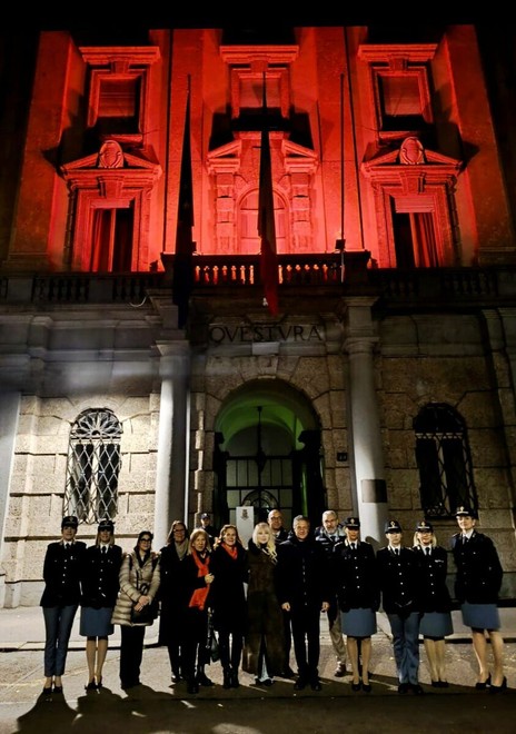 25 novembre, la questura di Torino si illumina di arancione