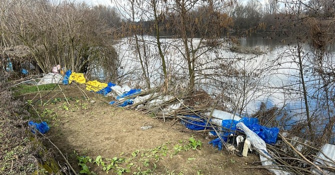 Orti abusivi sulle sponde del fiume