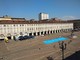 Lo striscione olimpico di Torino 2026 in piazza San Carlo e CLN