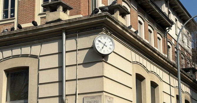 L'orologio di via Tripoli angolo corso Sebastopoli L'orologio di via Tripoli angolo corso Sebastopoli
