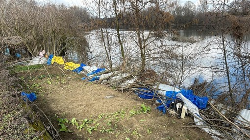 Orti abusivi sulle sponde del fiume