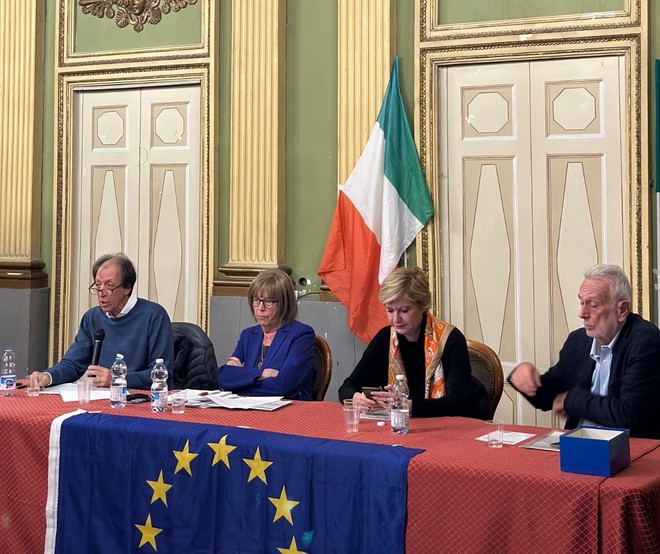 Giovanni Trinchieri, primo a sinistra, in un incontro del Mfe pinerolese