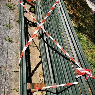 Le panchine vandalizzate
