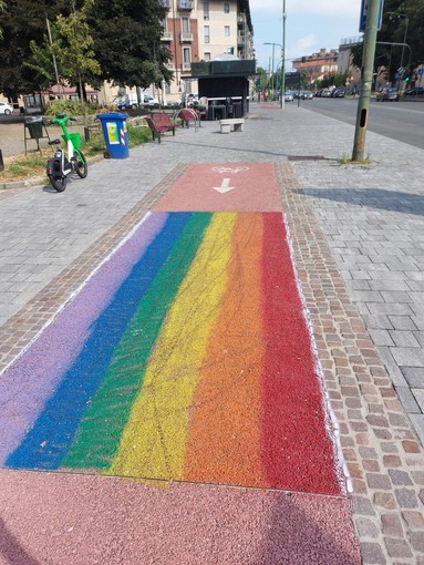 Ciclabile arcobaleno, polemica a Torino: “Serve autorizzazione?”