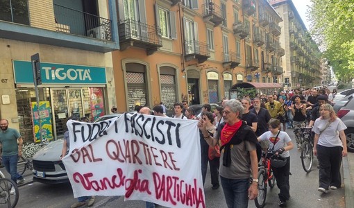 Il presidio per le vie del quartiere Vanchiglia