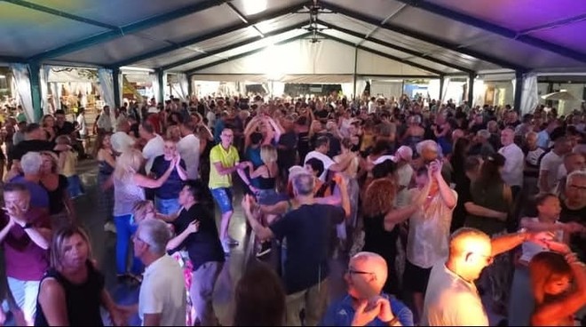 Un momento di festa al punto verde