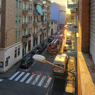 I vigili del fuoco e l'ambulanza in via Chiampo