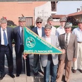 Emanuele Libra, in prima fila a destra con gli alpini Emanuele Libra, in prima fila a destra con gli alpini