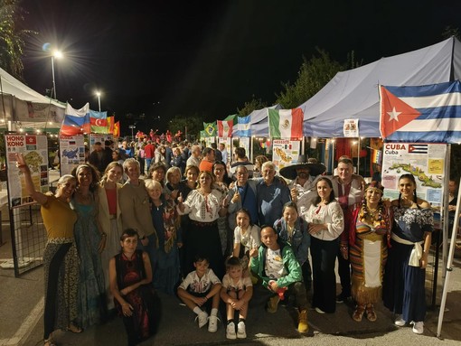 Il mondo torna a tavola in piazza a Pomaretto Il mondo torna a tavola in piazza a Pomaretto