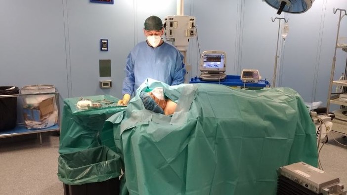 Il dottor Claudio Peila in sala operatoria