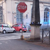 Scontro tra auto fra via Battisti e via Marro a Pinerolo