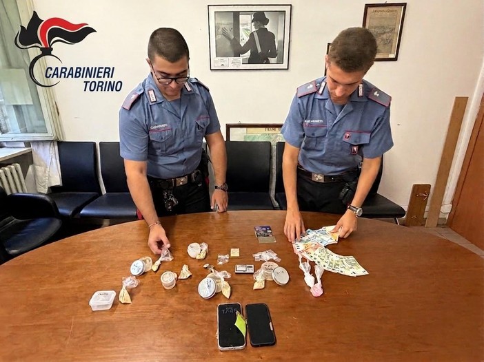 Nell'appartamento del centro di Torino vendeva la droga "delle feste": avrebbe fruttato oltre 10mila euro Nell'appartamento del centro di Torino vendeva la droga "delle feste": avrebbe fruttato oltre 10mila euro