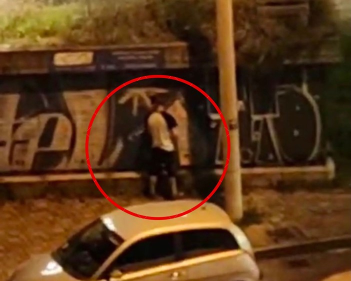 Schiamazzi e notti insonni per il bar aperto h24, i residenti: “Qualcuno intervenga” Schiamazzi e notti insonni per il bar aperto h24, i residenti: “Qualcuno intervenga”