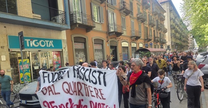 Il presidio per le vie del quartiere Vanchiglia