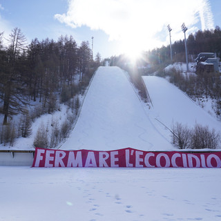 Blitz di Extinction Rebellion a Pragelato: “Le montagne non sono un parco giochi” [FOTO]
