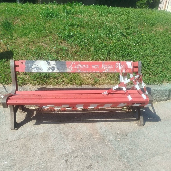 Leinì, vandalizzata la panchina rossa contro la violenza sulle donne