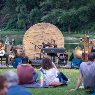 Gente d'Ambiente al Lago dei Camosci: la terza edizione del festival con Neri Marcorè, Fabio Geda, Lorenzo Pregliasco, Giorgia Palmirani
