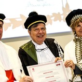 Giorgio Parisi (al centro), Premio Nobel per la Fisica nel 2021
