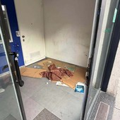 Bancomat trasformato in dormitorio, l'allarme dei residenti di piazza Carducci