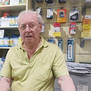 Vittorio Cazzadori nel suo negozio