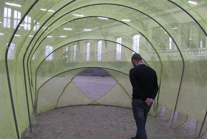 Patrick Losano dentro un’opera di Hilario Isola