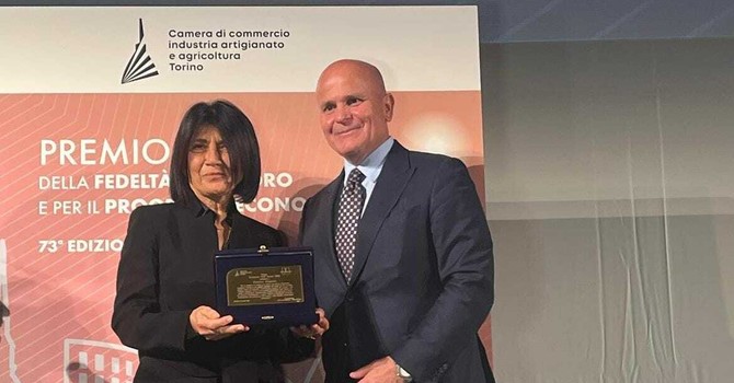 Franca Fagioli premiata da Massimiliano Cipolletta