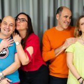 Un mondo distopico dove l'eterosessualità è bandita: al Piccolo Teatro Comico va in scena "Indovina da chi andiamo a cena"
