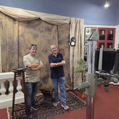 Da sinistra Dario Costantino e Remo Caffaro in una sala della mostra Da sinistra Dario Costantino e Remo Caffaro in una sala della mostra