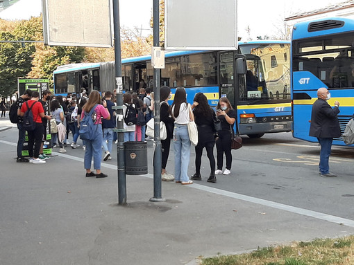 I bus in corso Torino a Pinerolo per riportare gli studenti delle superiori a casa