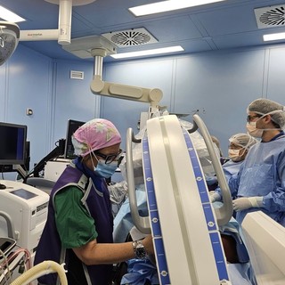 Mentre i medici lo operano al cuore, lui cammina in montagna